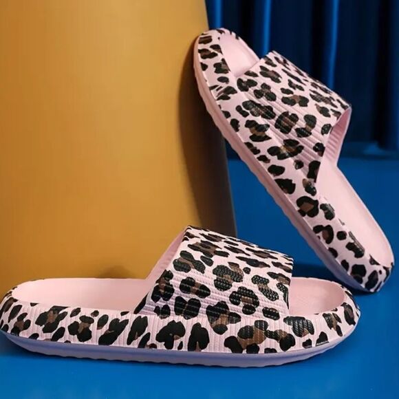 Pink slides animal print - Picture 2 of 9